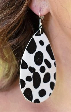 YFW - 73964 - 71422 Convince Me Earrings - White/Black Accessories