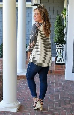 Heimish - BL-ET6011-10 - 4822 Surprises Ahead Print Top - Gray TOPS